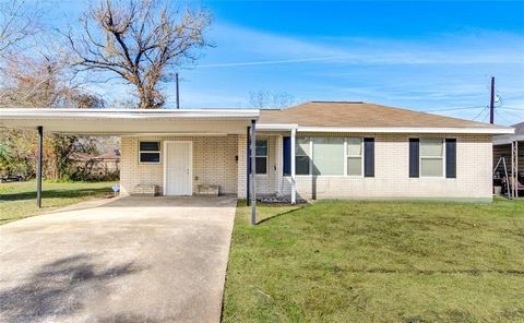 Move in ready BEAUTIFULLY remodeled home in south Houston!! Recent upgrades incl TOTAL kitchen remodel w/high-end veined Quartz countertops, stainless steel appliances incl low profile gas stove w/center griddle, new cabinets, & deep dbl sink. CLEAN ...
