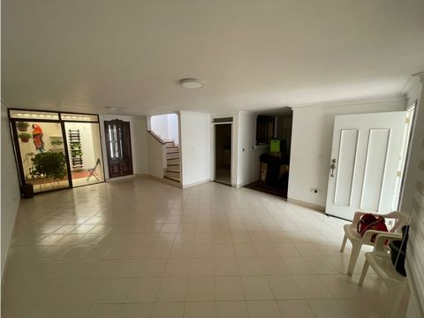 For sale of a house with large spaces designed for the whole family, located in the Jardín neighborhood in Santa Marta, near the Colsanitas IPS Women's Clinic, supermarkets, schools, places of recreation and sports, continuous public transport. Chara...