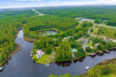 Large waterfront lot onMallet Bayou. Located on cul de sac which enhances thee already private setting. Just minutes to the beaches to the south or Publix and Freeport to the north. Great opportunity to build your waterfront home in an ideal location...
