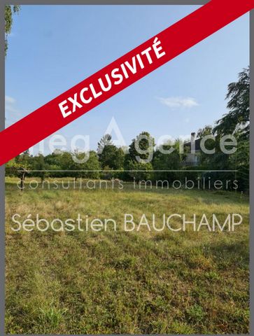 Montmorillon town of character We offer you this magnificent plot of land with an area of 2674m2, located in Montmorillon. Its dimensions, one of its assets, allow you to divide it into two beautiful plots. Electricity, telephone and sanitation are a...