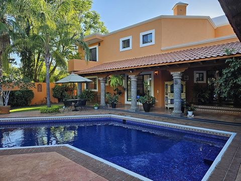 VO24-001RF Your new home awaits you in Jurica, Querétaro! This beautiful colonial-style residence is the gem you've been looking for. With charming Mexican architecture and a cozy touch of tradition, with baked Spanish clay floors, wooden staves, tal...