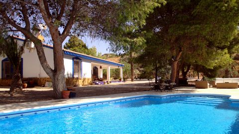 Op dit schitterende landgoed in de bergen van Aguilas kunt u in alle rust genieten van de vogelzang. Op een privéterrein van bijna 10 hectare is een woonhuis met 3 slaapkamers en twee badkamers, een ruim zwembad, grote overdekte terrassen, een garage...