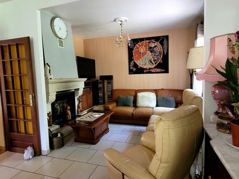 15 minutes from Perigueux come and discover this 340 m2 house. It consists of a kitchen, a living/dining room, 4 bedrooms of approximately 12 m2 each, 1 bathroom. All for a living area of 170 m2 and placed on a basement of also 170 m2. In the basemen...