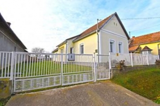 Price: £40,738.00 Category: House Area: 68 sq.m. Plot Size: 2660 sq.m. Bedrooms: 1 Bathrooms: 1 Location: Countryside £40.738 All-in costs, excluding 4% tax Address: Barlahida, Zala , Hungary Category: South West Hungary Property type: House Lot size...