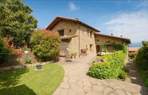 DOMUM EUROPA offers you this luxurious and modern hotel built in 2004 with its 510 m² traditional farmhouse-type interior and exterior. Built with 7 large rooms and 10 bathrooms on a 950 m² plot. Located in a typical rustic area near Jaca. Part of th...