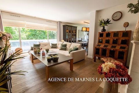 On the 2nd floor of a wooded condominium, very nice 138m2 apartment with South / East terraces, comprising a large entrance hall with dressing room, equipped dining kitchen, reception room with fireplace and dining room, master suite with balneo bath...