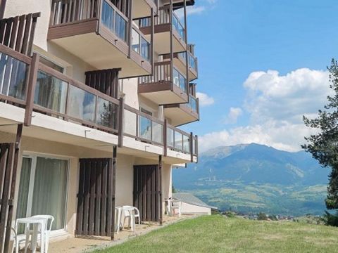 The residence is right in the centre of the Font-Romeu resort right by the various sports facilities and the shops. It is south/south-west-facing and offers a beautiful view of the whole Cerdagne area. The cable car is only 350 m away. Studio 4 peopl...