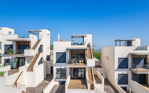 Bungalow in San Miguel de Salinas, Alicante Ze hebben 2 of 3 slaapkamers en 2 badkamers gebouwd in 92m2. Bovenverdieping met 77m2 solarium, gemeenschappelijk zwembad. Gelegen in een van de gebieden met het beste uitzicht, het mooiste, groenste en rus...