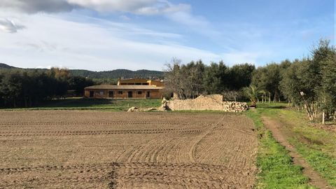 Fabulous Catalan farmhouse from 1915 with many possibilities. With the right restoration it can becreate a spectacular estate. Situated close to Ermedís and the centre of Palafrugell and only 3 minutes from the main the main beaches of the Costa Brav...