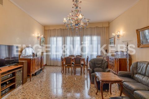Located in a convenient and central area a stone's throw from Santa Maria Formosa, the apartment spreads on the second floor of an historic building. The entrance is spacious, separable from the rest of the house by leaded glass doors, here we find t...