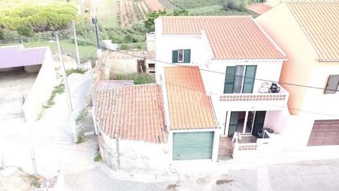 PERO-MONIZ MUNICIPALITY OF CADAVAL LISBON DISTRICT Efficity, the new international real estate brand presents for sale, just 40 minutes from Lisbon, in Cadaval, in a quiet area and with unobstructed views, this recent villa with 3 bedrooms and garage...