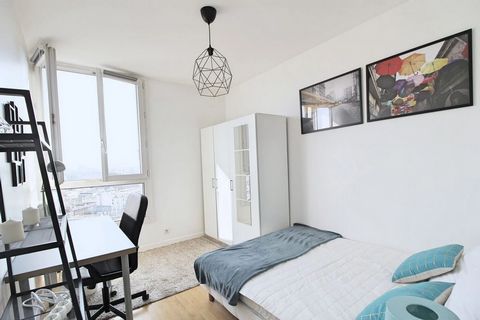 This 11m² room is fully furnished. It has a double bed (140x190) and a bedside table with lamp. There is also a work area with a desk, chair and lamp. The bedroom also has plenty of storage space: a wardrobe with hanging space and a shelf. This room ...
