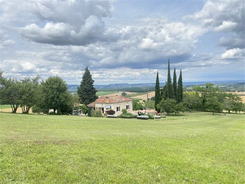 Exclusively in Penne d'Agenais (recently named one of the most beautiful villages in France), this property is surrounded by 6 hectares of meadows and woods with views of the Lot valley. Ideally located on the heights in a calm and natural environmen...