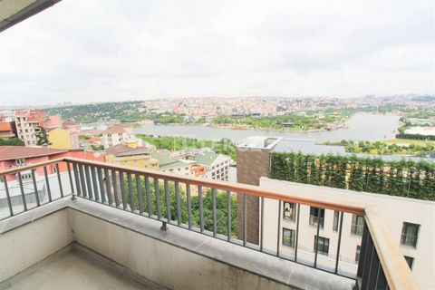 Immobiliers Prêts Emménager avec Vue Dans un Projet d'État à Istanbul Sutluce Les immobiliers prêts à emménager sont situés à Sutluce, dans le district de Beyoglu à Istanbul. Les immobiliers se trouvent dans un projet situé parallèlement à l'autorout...