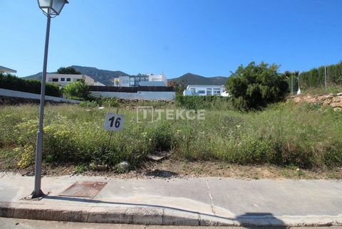Plots of Land with Impressive Nature Views in Alhaurin el Grande Alhaurin el Grande is a prestigious town from the Sierra de Mijas to the valley of the Guadalhorce River, in Malaga. In the region, it is possible to see nice samples of detached proper...