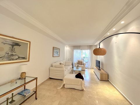Located in Puerto Banús. renovated apartment converted two bedrooms on three bedroom, the apartment is located in a complex situated on the hearth of Puerto Banus, walking distance to all amenities , Puerto Banus and El corte Ingles the complex has 2...