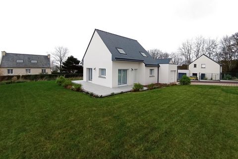 COMMEREUC IMMOBILIER PAIMPOL offers you this pretty recent house for sale, developing a living area of approximately 100.11 m2, located on KERITY, 1.5 km from the train station and all the amenities of the city center. It consists on the garden level...
