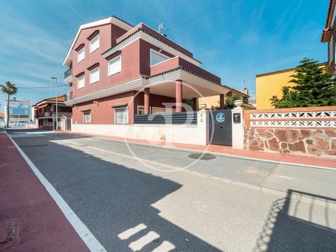 313 sqm furnished house with Terrace and views in Xilxes.The property has 6 bedrooms, 3 bathrooms, fireplace, 2 parking spaces, air conditioning, fitted wardrobes, laundry room, balcony, garden, heating and storage room. Ref. VV2304036 Features: - Ai...