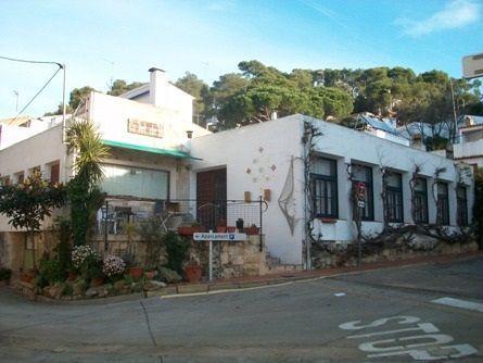 Unique opportunity to acquire commercial premises in the town centre Tamariu. Ideal for the construction of a new development of luxury apartments. Corner property with access to three streets. Located just 150 meters from the sea and with a ground f...