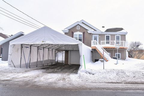 This bungalow offers 4 bedrooms, 2 of which are upstairs as well as 2 full bathrooms. An open concept style living space with a large window in the living room that welcomes the sun and natural light into the living space! The basement is fully finis...
