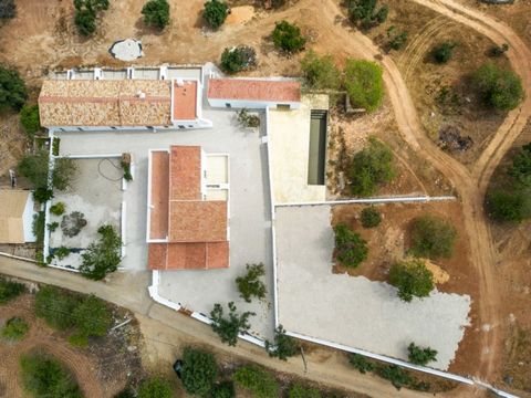 Quinta Finca Estate on 14.000 sqm land totally renovated keeping the traditional line with 4 en suite bedrooms spread over 2 floors, dining room and living room with great areas. Annex with 5 bedrooms, existing the possibility of local accommodation ...