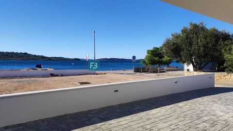 Location: Šibensko-kninska županija, Vodice, Srima. SRIMA - Two attractive business premises for sale, in an excellent location in Srima, next to the main promenade and the beach, 1st row to the sea! They are located on the ground floor of a resident...