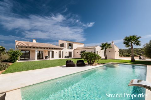 Auf einem weitläufigen Anwesen von 16.550 m² in der ruhigen Lage von Ses Salines bietet diese bemerkenswerte Finca einen privilegierten Rückzugsort und verkörpert die Essenz eines ruhigen mediterranen Lebensstils. Das moderne architektonische Meister...