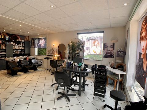 Real estate complex with premises of 52 m2 currently used as a hairdressing salon, with wc and washbasin, access to the shed. A small courtyard borders the building, a cellar in the basement. Upstairs, a 25 m2 apartment with a first bedroom/kitchen r...