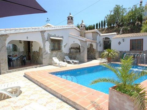 Lovely villa with a privileged location and excellent access via tarmac road. Within 2 kilometres from the white village of Sayalonga and 15 minutes drive from the wonderful beaches of the Costa del Sol, this property is ideal to relax in the country...