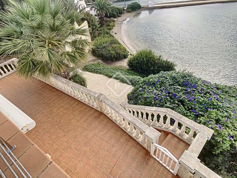 House of 90 m² built with a 10 m² terrace, views of the sea and the port of Maó. It is a vorera hut-type property on the outskirts of the centre of Maó and a short distance from the heart of the city with all its amenities. The house was built in 195...