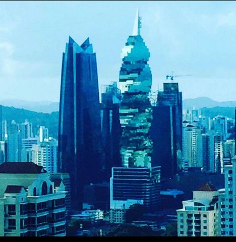 Descubra a grandiosidade deste arranha-céu de escritórios localizado no coração do setor financeiro da Cidade do Panamá, na Calle 50, Obarrio. Com um design único e uma localização privilegiada, este edifício oferece uma vista deslumbrante sobre a ci...