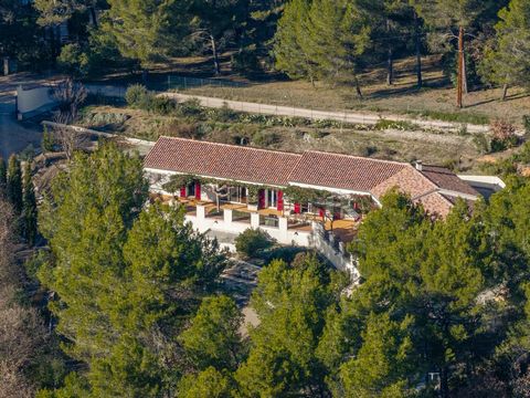 25 minutes north of Aix-en-Provence, near a dynamic village, very pleasant single-storey house in the heart of a peaceful and wooded setting.Accommodation consists of an entrance hall with cloakrooms and toilets, a large living-dining room of approxi...