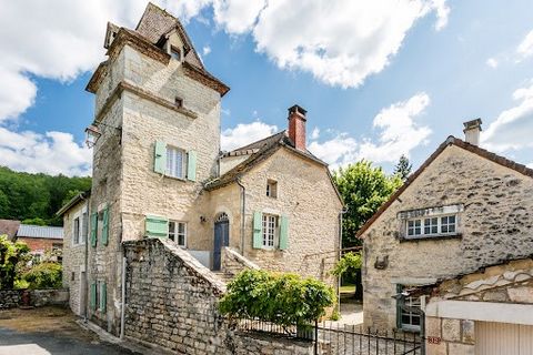 Ce magnifique ensemble de caractère bénéficie d'un cadre paisible, à deux pas de Souillac. Située au cœur d'un charmant village, la propriété fait face au château qui domine la Vallée de la Dordogne. Elle se compose de trois bâtisses en pierres : l'a...