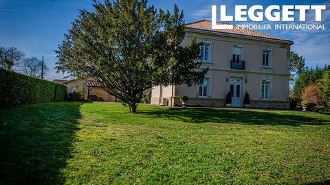 A26980ARM33 - 50 minutes from Arcachon, Gare St Jean and Mérignac airport, Set in 3500m² of remarkably well-maintained parklands, the property is immediately appreciated for its fruit trees and many species of flowers. This one-storey residence of mo...