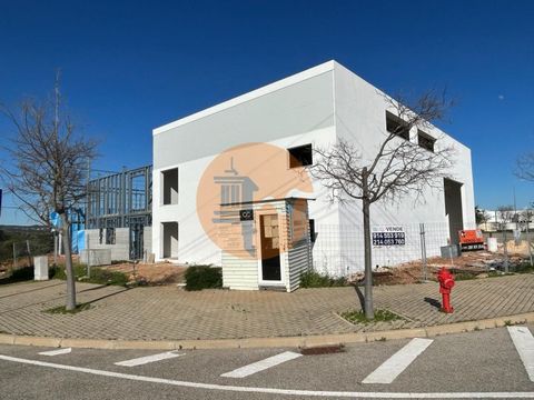 Warehouse in Tavira Business Park This warehouse is located on a plot of 479.09m2 and has a gross construction area of 255m2 and 238.91m2 of gross dependent area. It is divided into two floors: - On the ground floor we find a 207m2 work area, office,...