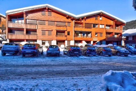 This neat apartment is located just steps away from the main ski slopes, the ski school, the tourist information office and of course all of the shops, restaurants and bars of this charming ski resort. * Accommodation Very central, this is an excelle...