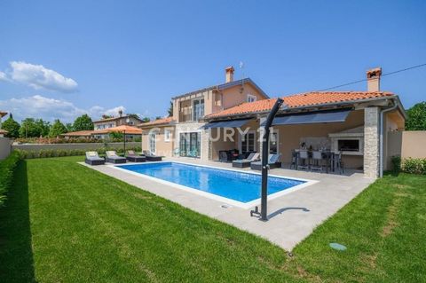 Cette belle maison se compose de la partie principale de la maison et d’un studio auxiliaire. Au rez-de-chaussée, il y a une cuisine de haute qualité fabriquée sur mesure par le fabricant allemand Moderano, une salle à manger et un salon qui ont un a...