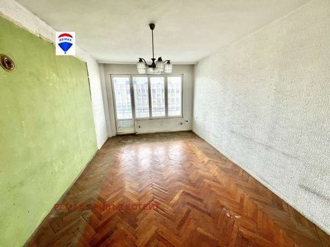 RE/MAX offers you a three-bedroom apartment with good location in Ruse. The property is located near the art gallery and has the following distribution: - L-shaped corridor; -Dining room; -Kitchen; -Hall; -Bedroom; - Second bedroom; -Bathroom; -Toile...
