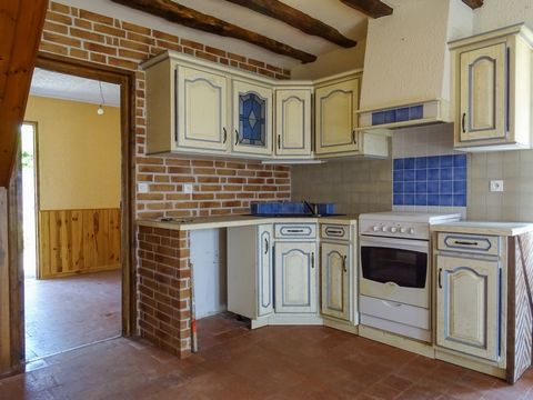 Close to shops in the village of Châtres sur Cher, this old house offers 60 m2 of living space. Ideal for a pied-à-terre in the Cher Valley, it consists of a living room with tiles and exposed beams and open kitchen, office and shower room. Upstairs:...