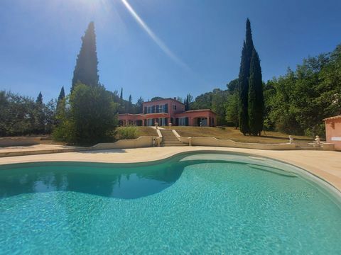 Extender real estate offers you a sumptuous Neo Provençale dominant in absolute calm in a sought after area on La Motte in Provence. This property of character overlooks the vineyards, the hundred-year-old olive trees and retains in line of sight a v...