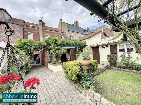 To visit very quickly! Only with us! David ROBERT, your Abbeville Immo advisor, presents this large town house of 202 m2, semi-detached, with garage and garden in a very good general condition, also having a commercial premises, ideal for trader or l...