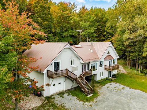 Propriété de 9 chambres à coucher, soigneusement entretenue. Elle dispose d'un espace protégé pour un spa extérieur, d'un garage spacieux et d'une grande allée. Située à proximité des commodités du village de Potton, cette maison vous permet de profi...