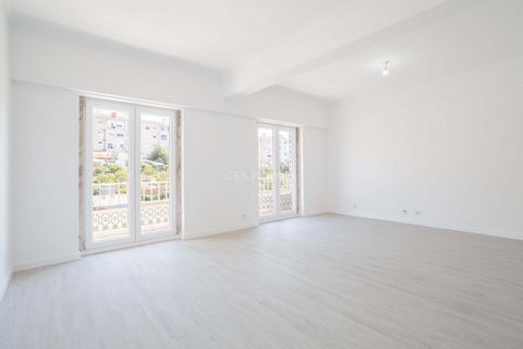 On one of the main avenues of Queluz and just 3 minutes walk from the Sintra line, we present this apartment completely refurbished from scratch (electricity, plumbing and gas) that has electric shutters in the bedrooms, and false ceilings in the mai...