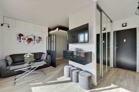 This modern studio located in the heart of Montrouge is ideal for a young professional or a couple. A short walk from metro line 4, it will get you to the center of Paris in 20-30 minutes. It has all the amenities to make your stay perfect, including...