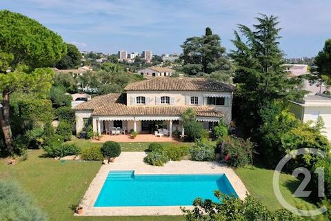 ANTIBES - Saint-Maymes - EXCLUSIVITE ELEGANTE VILLA NEO-PROVENCALE AVEC PISCINE, AU CALME. Nichée au cœur d'un quartier résidentiel au calme, à proximité des axes, cette charmante propriété néo-provençale offre un cadre de vie agréable. Elle s'étend ...