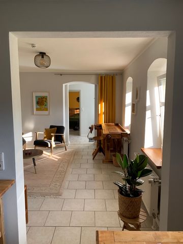 Wir vermieten ein möbiliertes Appartment im Gartengeschoß mit eigener Terrasse in Hanglage (ca. 50 Stufen) in Dresden-Loschwitz in der Nähe der Standseilbahn. 2-Zimmer-Wohnung, 55 m² Wohnküche mit Waschmaschine Schlafzimmer mit Doppelbett Abstellraum...