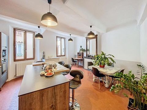 Nouveauté sur Cabasse ! Située au coeur d'une commune dynamique par ses écoles, ses commerces et ses associations, découvrez cette magnifique maison de village de 135 m² habitable environ pleine de charme. Elle est composée au rez-de-chaussée : d'une...