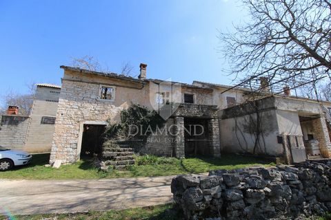 Location: Istarska županija, Sveti Petar U Šumi, Sveti Petar u Šumi. Zentralistrien, Haus zum Renovieren mit großem Grundstück. Wir verkaufen eine Antiquität in schöner Lage in Zentralistrien mit einer Gesamtfläche von 3866 m2, wovon der Bauteil 676 ...