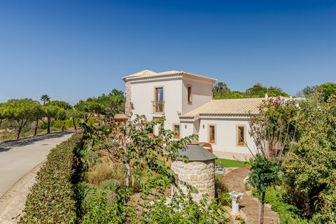 Situada num terreno de esquina, esta elegante moradia com 4 quartos oferece a combinação perfeita de luxo e conforto, ideal para uma casa de férias ou para viver durante todo o ano. Ao entrar, é recebido por um hall de entrada com pé direito duplo, c...