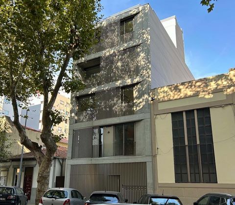 T2 Duplex under construction located on Rua Afonso Cordeiro, Matosinhos. 3rd and 4th floor front, fraction G. With parking space. General aspects: Video color intercom Flooring in oak floating floor or equivalent Lacquered carpentry Doors to the full...